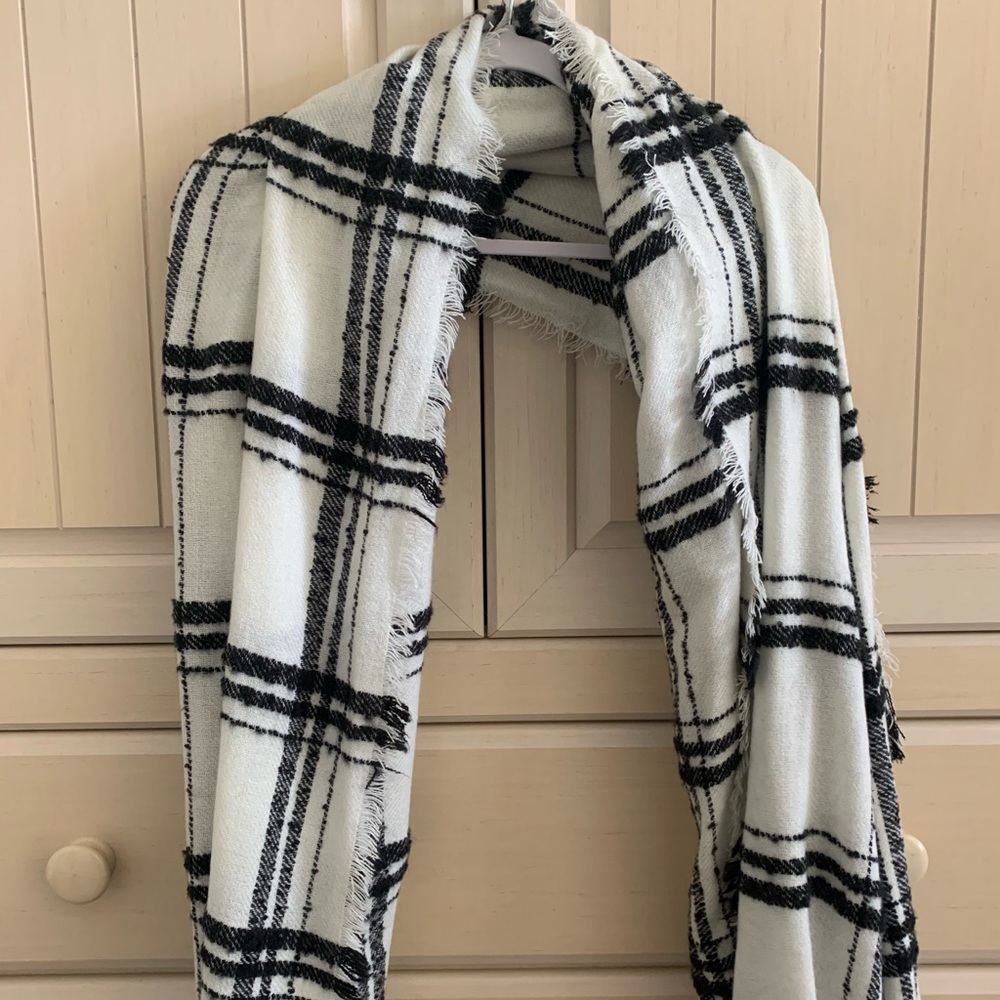 American eagle black and white fuzzy long scarf